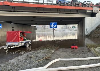Awaria w Piekarach Śląskich. Zalany przejazd pod autostradą