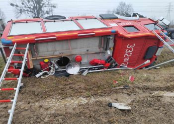 Na drogach ślisko. Wóz strażacki w rowie