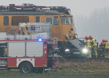 Wypadek na przejeździe w Sikorowie. Dwie osoby nie żyją