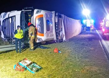 Ciężarówka na boku. Kierowca zmarł w szpitalu