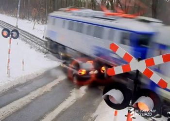 Wypadek na przejeździe koło Ozimka. PKP publikuje nagranie