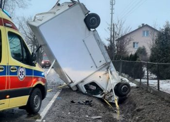 Samochód dostawczy w pionie. Kierowca bez uprawnień