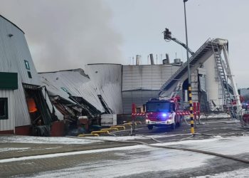 Pożar hali w Bydgoszczy. Na miejscu prawie 200 strażaków
