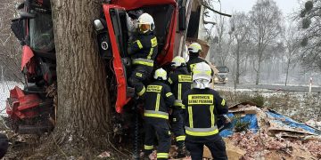 Ciężarówka uderzyła w drzewo. Ciężka akcja strażaków