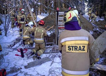 Mężczyzna uwięziony w studni. Wezwano grupy specjalistyczne