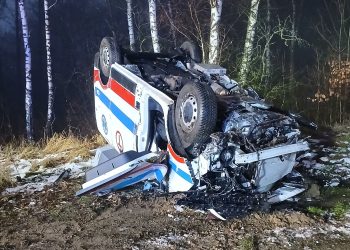 Dachowanie karetki. Z pomocą ruszyli strażacy po służbie