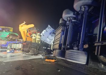 Czołowe zderzenie ciężarówek na ‘szesnastce’