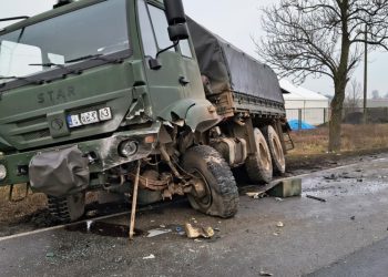 Tragiczne zderzenie osobówki z wojskowym starem