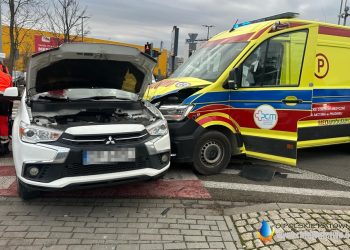 Zderzenie osobówki z karetką. Są ranni