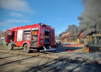 Pożar na złomowisku w Praszce