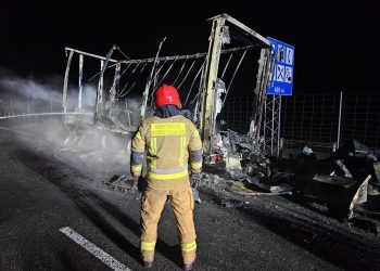 Na S61 paliła się naczepa z lodówkami