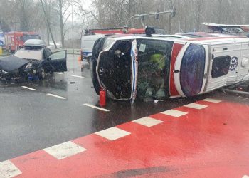 Karetka na boku. Trzy osoby w szpitalu