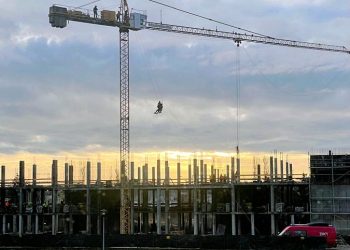 Operator żurawia zasłabł. Wezwano SGRW ‘BIAŁYSTOK-1’