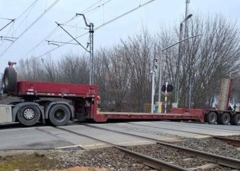Laweta utknęła na torach. Kierowca dostał wysoki mandat