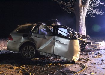 BMW w drzewo. Młody kierowca nie żyje
