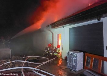 Nocny pożar budynku w Lusowie