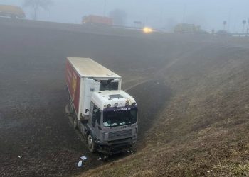 Ciężarówka w zbiorniku retencyjnym