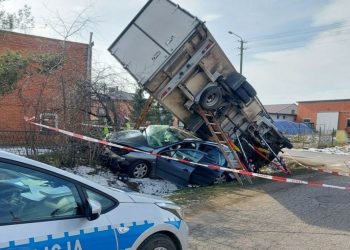 Wypadek pod Łęczycą. Dostawczak wylądował na osobówce