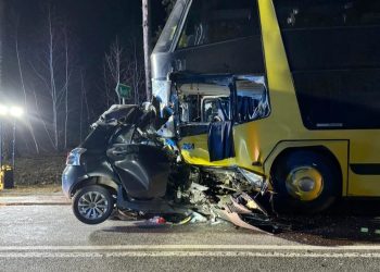 Czołowe zderzenie na ‘ósemce’. Jedna osoba nie żyje