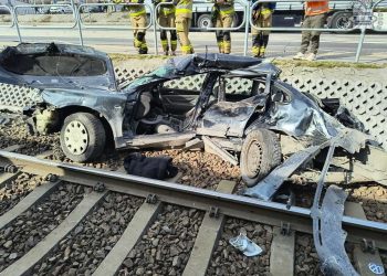 Wjechał wprost pod pociąg. Cud, że żyje