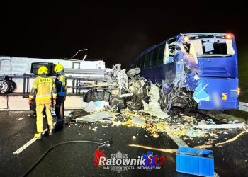 Uderzył dostawczakiem w autokar. Wypadek na S7