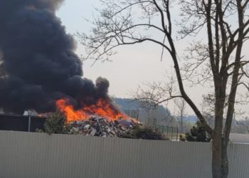 Pożar odpadów w Mokrawicy niedaleko Kamienia Pomorskiego