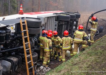 Cysterna z paliwem w rowie. Kierowca w szpitalu