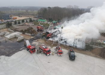 Pożar odpadów w Mokrawicy. Trwa dogaszanie