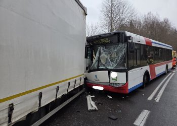 Zderzenie autobusu z ciężarówki. Są ranni