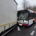 Zderzenie autobusu z ciężarówki. Są ranni