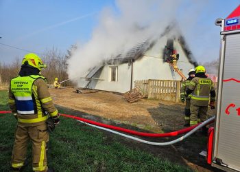 Pożar domu w Zielęcinie. Wezwano śmigłowiec LPR