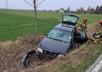Wyprzedzanie zakończone wypadkiem. Za kierownicą 90-latek