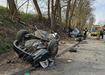 Wypadek w Sulejowie. Osobówka w częściach