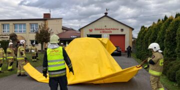 Jak gasić samochód elektryczny? Procedury straży pożarnej przy pożarach baterii litowo-jonowych