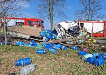 Wypadek ciężarówki z butlami z gazem na DK16