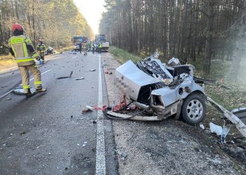 Wypadek na trasie Brok-Poręba. Volkswagen rozpadł się na części