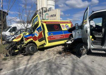 Wypadek z udziałem karetki. Jedna osoba została ranna