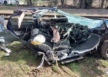 Wypadek na przejeździe. Osobówka rozerwana na części