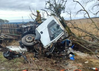 Wypadek ciężarówki na DW222. Wezwano śmigłowiec LPR