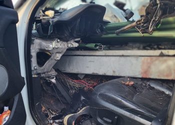 Bariera przebiła osobówkę. Kierowca ranny