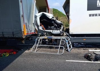 Wypadek na A4. Kierowca zginął w zgniecionej kabinie