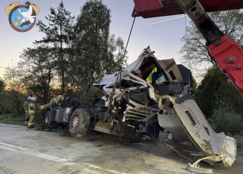 Kompletnie zniszczony ciągnik. Nocna akcja w Woli Batorskiej
