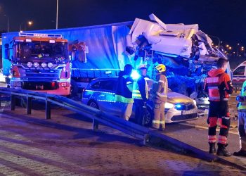 Trasa S2 zablokowana. Autobus przewrócony, ciężarówka staranowała wóz straży pożarnej