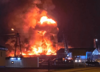 Nocny pożar na złomowisku w Ślesinie