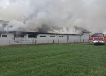 W miejscowości Ludwinów płonie hala