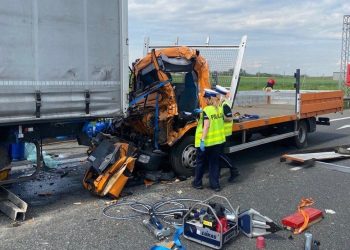 Wypadek na AOW. Dostawczak uderzył w tył naczepy