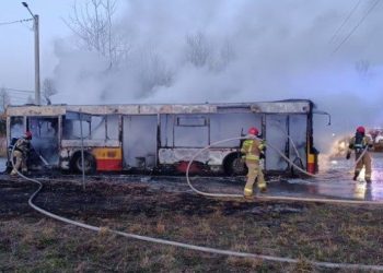 Pożar autobusu w podkieleckich Ciekotach