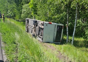 Autokar z wycieczką w rowie. Są ranni