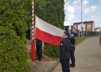 Uroczysta zmiana służby z okazji Dnia Flagi