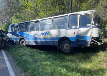 Wypadek na DW671. Szkolny autobus w rowie